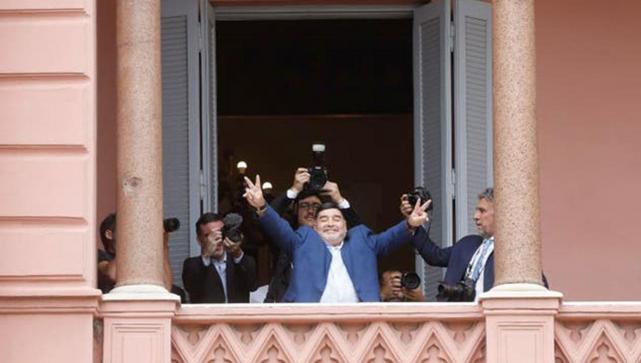 Resultado de imagen para El abrazo de Maradona con Alberto Fernández en Casa Rosada