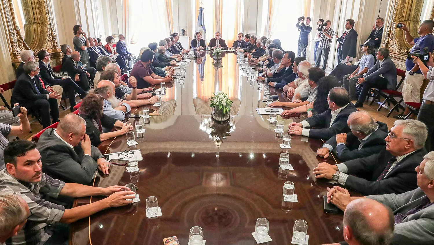 DE ACUERDO. El Presidente se reunió con empresarios y sindicalistas para firmar un pacto social. TÉLAM