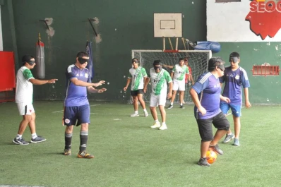 El “Pulga” se vendó los ojos para jugar al fútbol con chicos ciegos