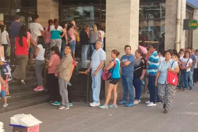 Confundidos, miles de jubilados y beneficiarios de AUH acudieron a los bancos