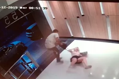 Violencia en barrio Norte: la arrastró varios metros para arrancarle la mochila
