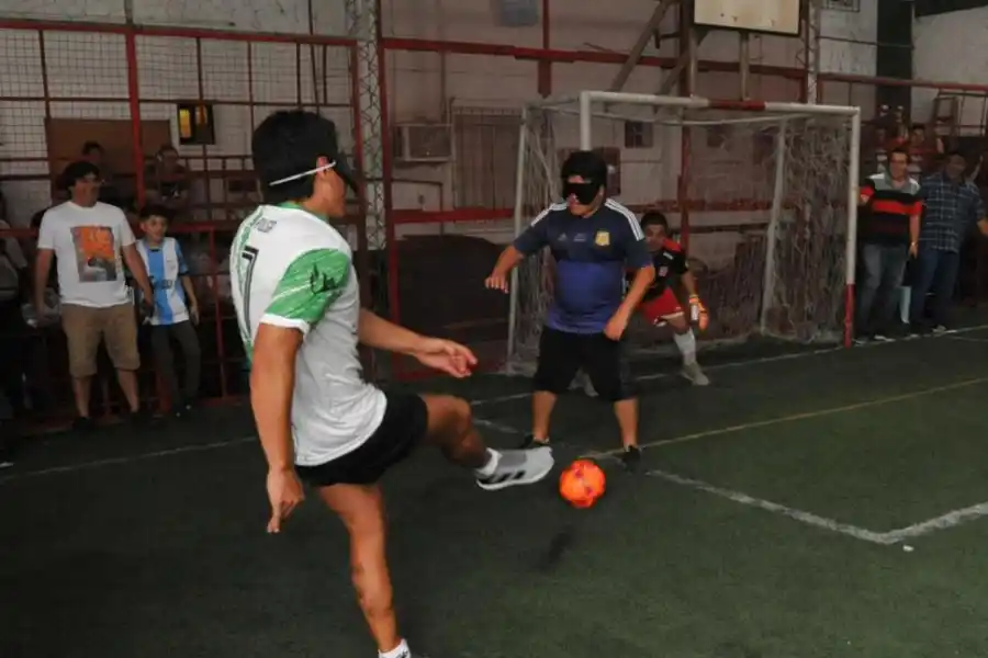 GOL. El “Pulga” patea la pelota, que terminará ingresando en el arco. 