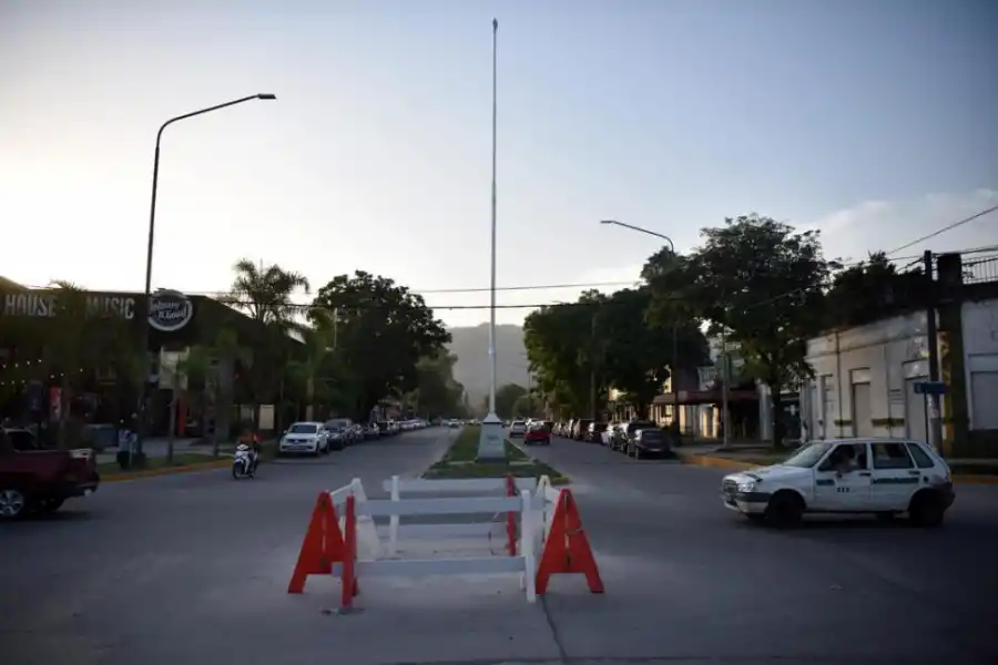 VALLAS. Las estructuras de madera actúan como una virtual rotonda.  