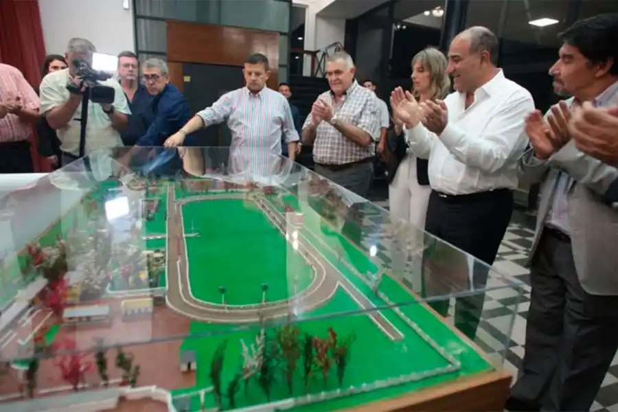 REMODELACIÓN. Manzur, Jaldo, Cisneros, Leito y otros funcionarios observan la maqueta con las obras realizadas en el hipódromo.
