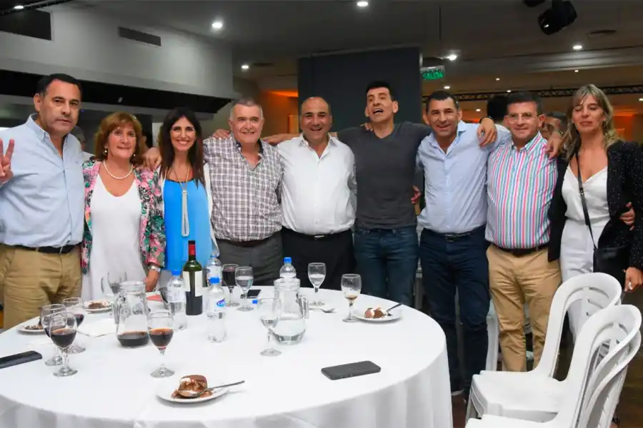MESA PRINCIPAL. Un centenar de dirigentes participó de la reunión de anoche en el hipódromo.