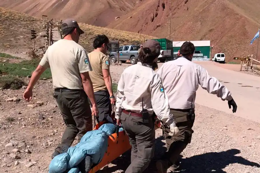 UN ÉXITO. El rescate del andinista francés terminó con un final feliz.