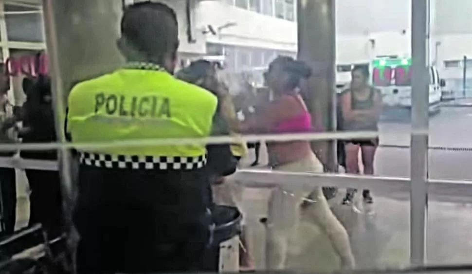 AGRESORES. Hombres y mujeres golpearon al personal de seguridad de la guardia del Padilla y rompieron vidrios. 