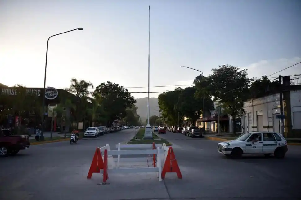 VALLAS. Las estructuras de madera actúan como una virtual rotonda.  