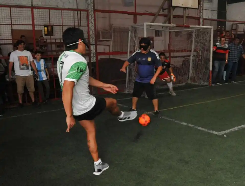 GOL. El “Pulga” patea la pelota, que terminará ingresando en el arco. 
