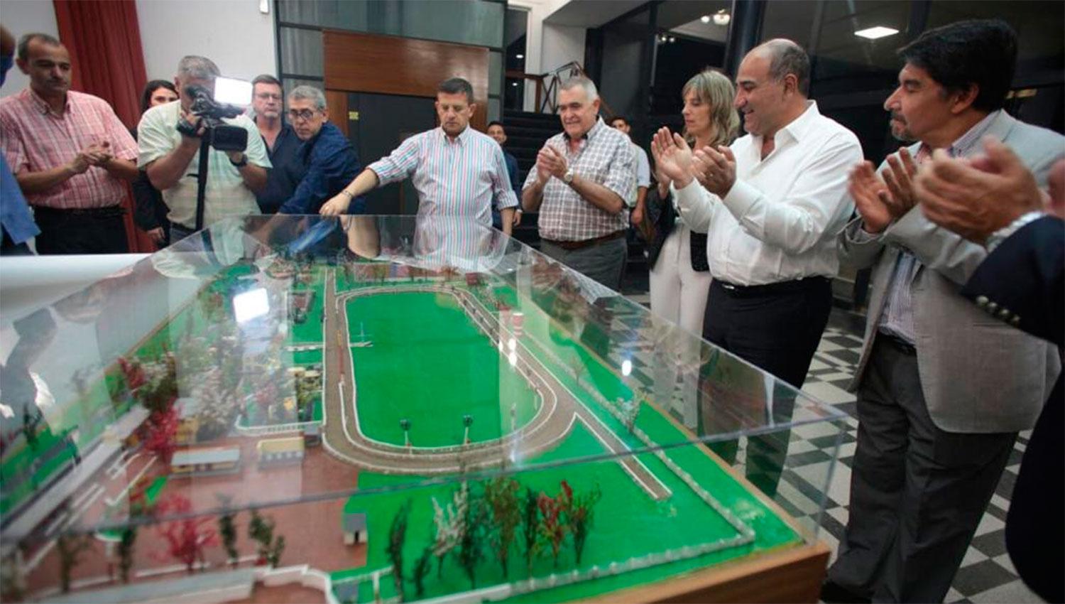 REMODELACIÓN. Manzur, Jaldo, Cisneros, Leito y otros funcionarios observan la maqueta con las obras realizadas en el hipódromo.