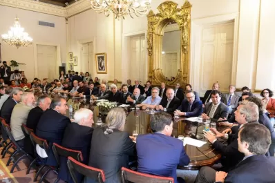 Alberto firmó un “pacto social” multisectorial