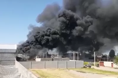 Video: incendio en un depósito de Banda del Río Salí