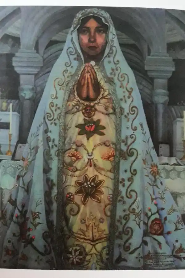“La ropa de la Virgen del Valle” se titula este cuadro del plástico. 