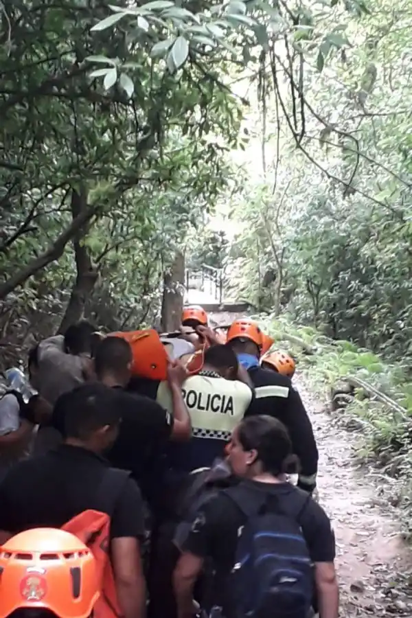 Personal de Bomberos, Guardia Urbana Municipal y Policial participaron en el rescate.