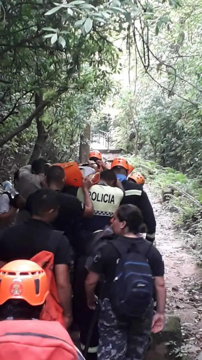 Personal de Bomberos, Guardia Urbana Municipal y Policial participaron en el rescate.