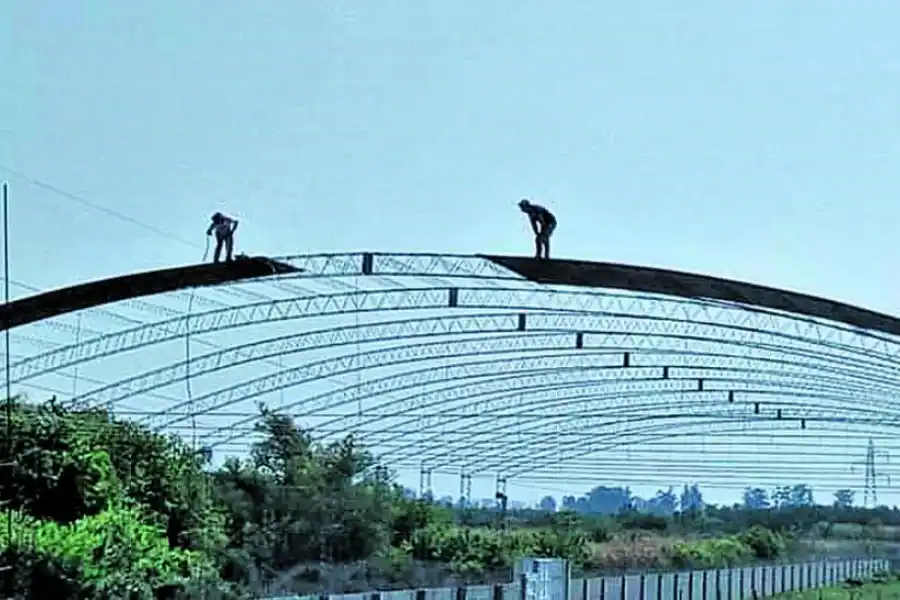 REFRESCANTE. Los socios de Deportivo Llorens usan la pileta de natación para combatir las tórridas tardes tucumanas. 