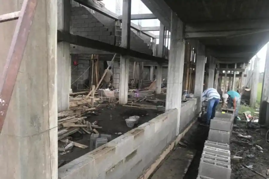 OBRAS. En la foto de arriba se aprecia el tinglado de 30 x 50 metros que se está construyendo. Abajo, la edificación de oficinas bajo la tribuna principal.