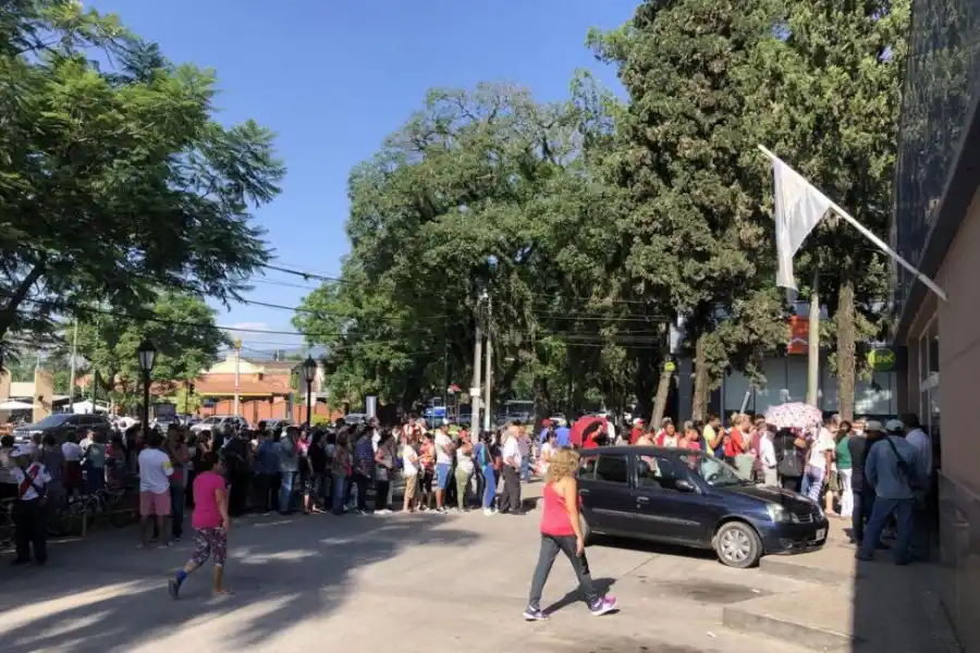 YERBA BUENA. Decenas de jubilados esperan en Av. Aconquija al 700.  
