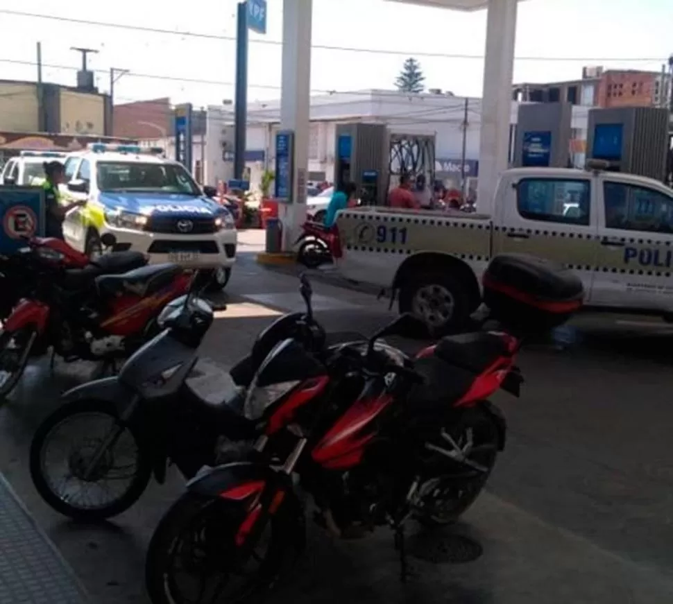 JORNADA. Agentes de la fuerza de seguridad llevaron las camionetas para cargar combustible en una estación ubicada en Italia y República del Líbano.  