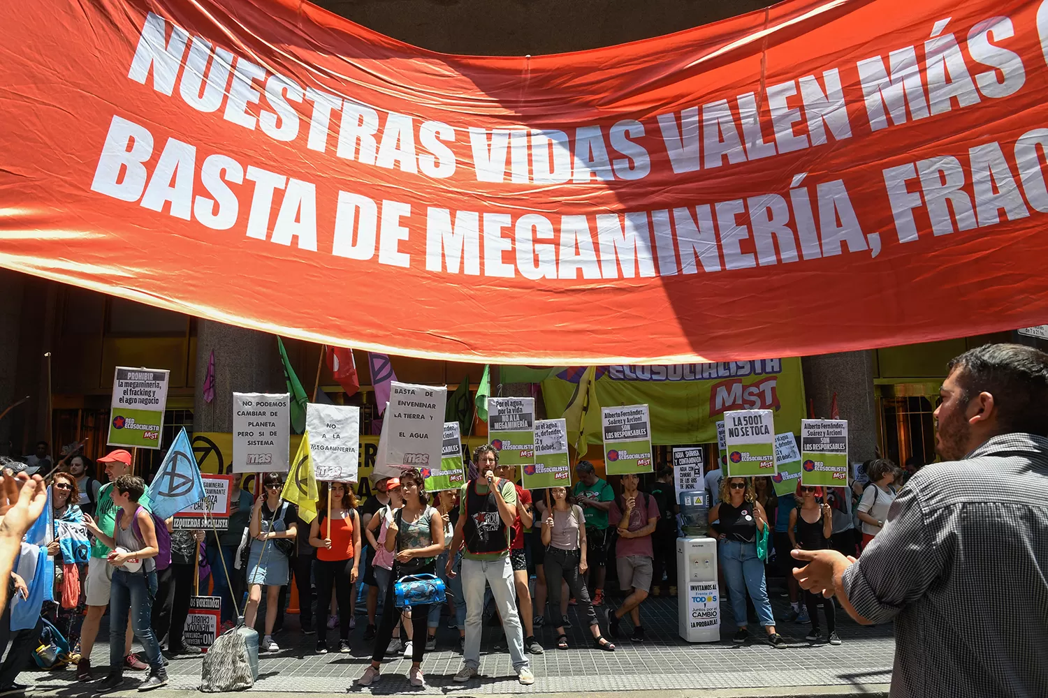 En Buenos Aires se sumaron a las protestas contra la minería en Mendoza y Chubut.