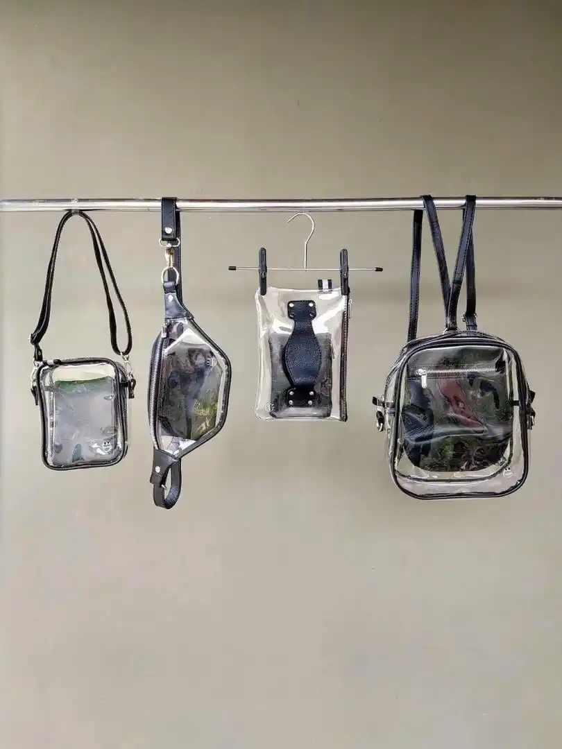 KALOM. Propone diseño independiente en marroquinería. Fusiona tendencias con las necesidades del usuario. El último lanzamiento, “Línea Cristal“, tiene como premisa la “transferencia”. La diseñadora Vero Lombardo explica que tiene como particularidad dejar el “inter” al descubierto, conectar el exterior con lo que se lleva dentro. Con ese juego visual, crear algo diferente cada vez que el usuario lo interviene. 