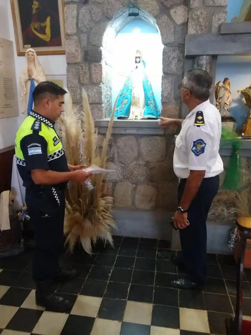 PRIMERAS MEDIDAS. Los policías de la Unidad Regional Oeste se presentaron en el templo para analizar el lugar donde se cometió el robo.