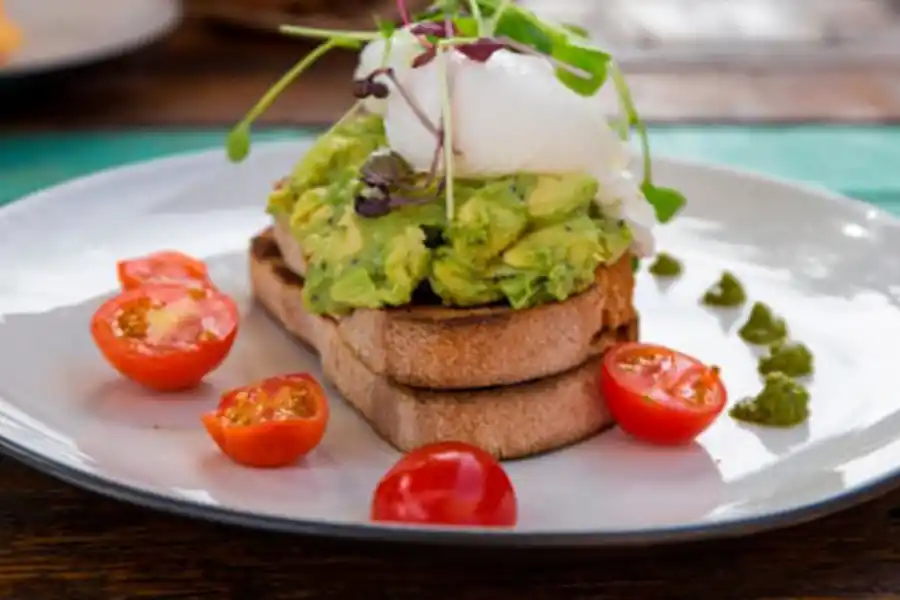 Sándwich de palta, tomate y huevo.