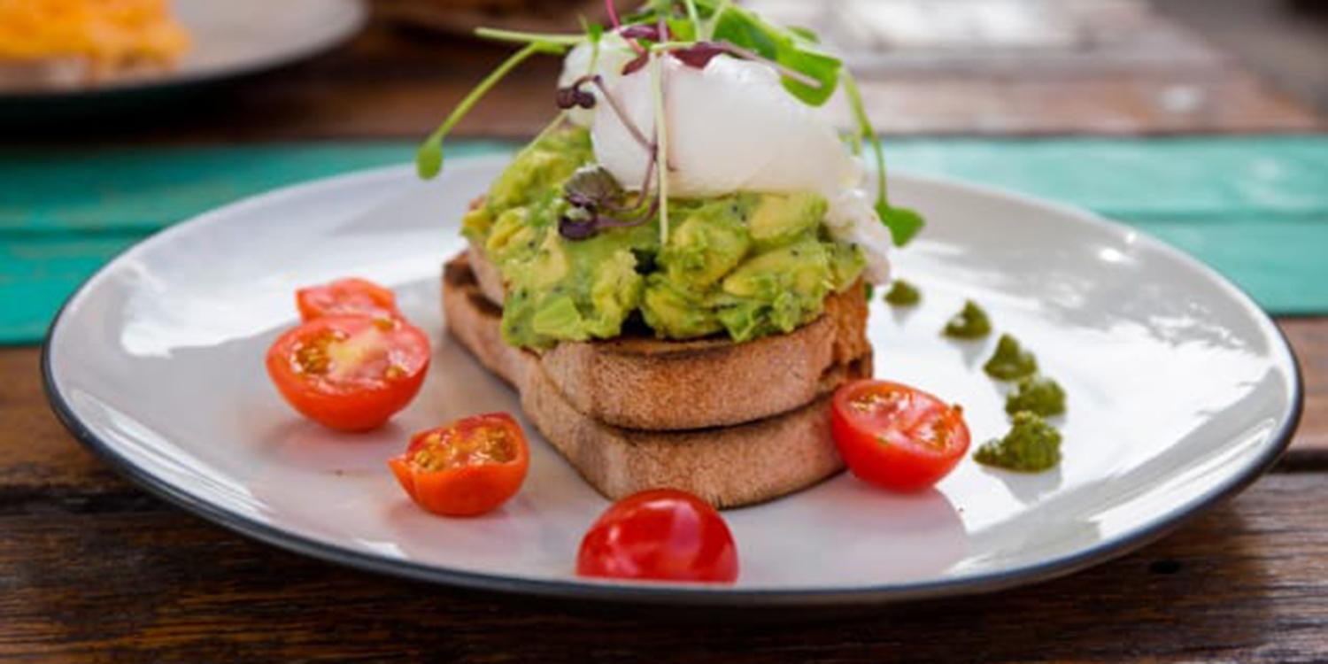 Sándwich de palta, tomate y huevo.