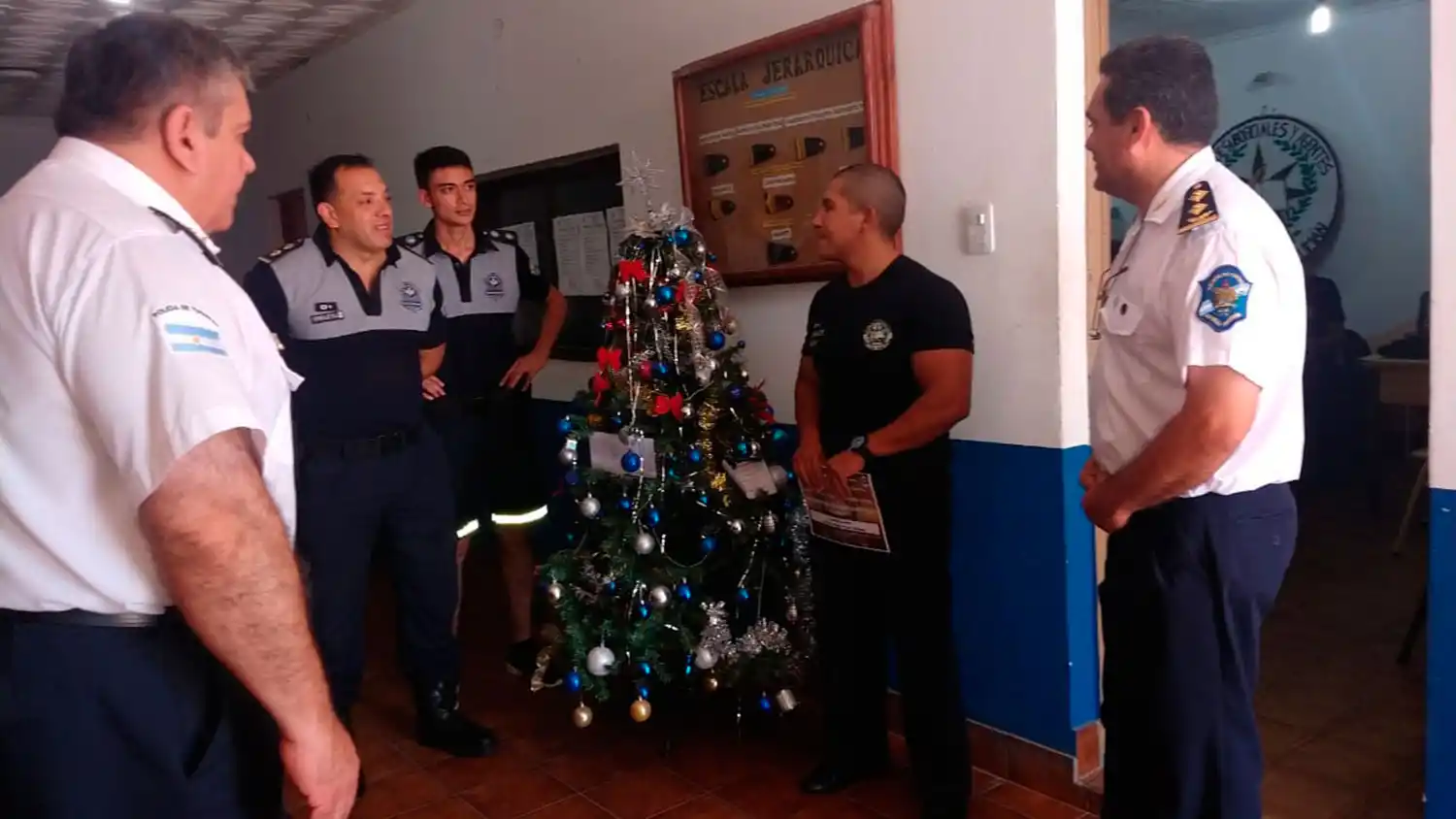 RECONOCIMIENTO. Los superiores de Bascary reconocieron su vocación de servicio. PRENSA MINISTERIO DE SEGURIDAD