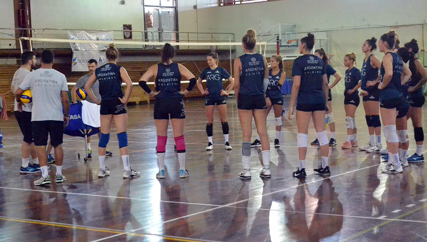 Tras la última práctica en el Cenard, Ferraro hizo el último corte en el plantel. (FOTO TOMADA DE TWITTER @Voley_FeVA)