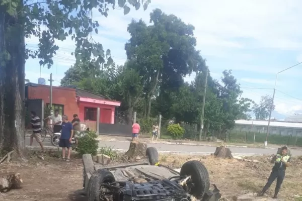 Por esquivar a un perro, su auto terminó ruedas arriba