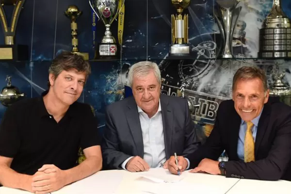 Russo firmó su contrato con Boca, que le dio la bienvenida con un video