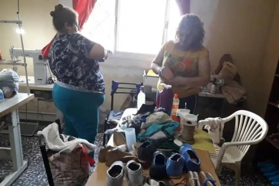 EN PLENA TAREA. La pequeña fábrica de alpargatas de la fundación MAS en el barrio Mercantil. 