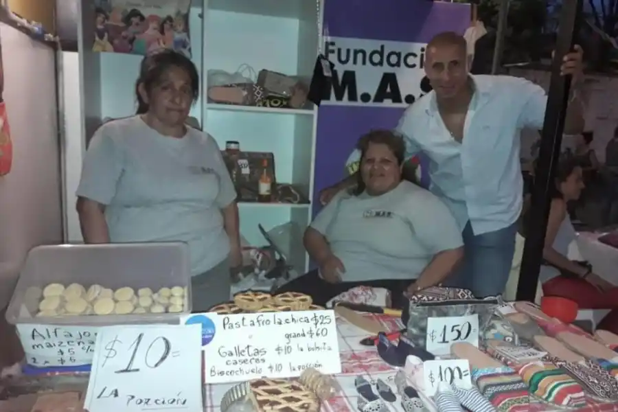 TODO SE VENDE. Los frutos de los talleres de cocina, marroquinería y alpargatas, a la vista.