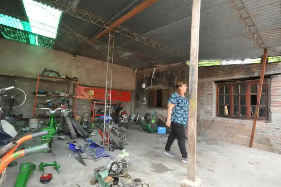 EL TALLER. Soloaga y sus hijos mayores trabajaban reparando motos. 