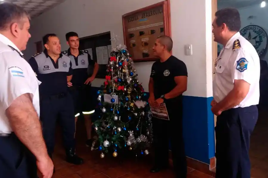 RECONOCIMIENTO. Los superiores de Bascary reconocieron su vocación de servicio. PRENSA MINISTERIO DE SEGURIDAD