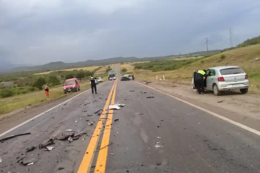 RESTOS. Había partes de ambos autos desperdigadas por la ruta. 