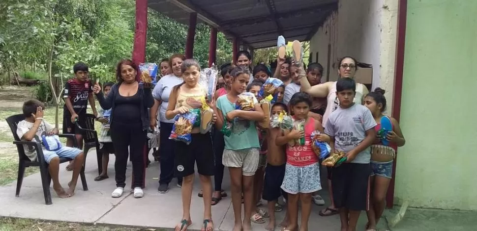 TODOS CON SUS ALPARGATAS. Madres y niños de barrios de El Manantial con las alpargatas que fabricaron.  