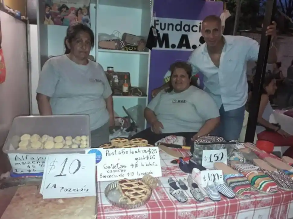 TODO SE VENDE. Los frutos de los talleres de cocina, marroquinería y alpargatas, a la vista.