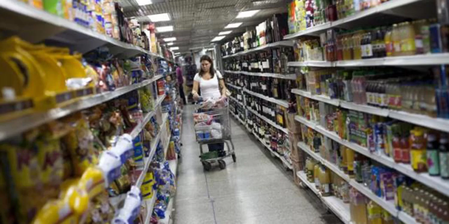 IVA. El gobierno busca alternativas para evitar el impacto en los precios de lo alimentos. FOTO/ARCHIVO