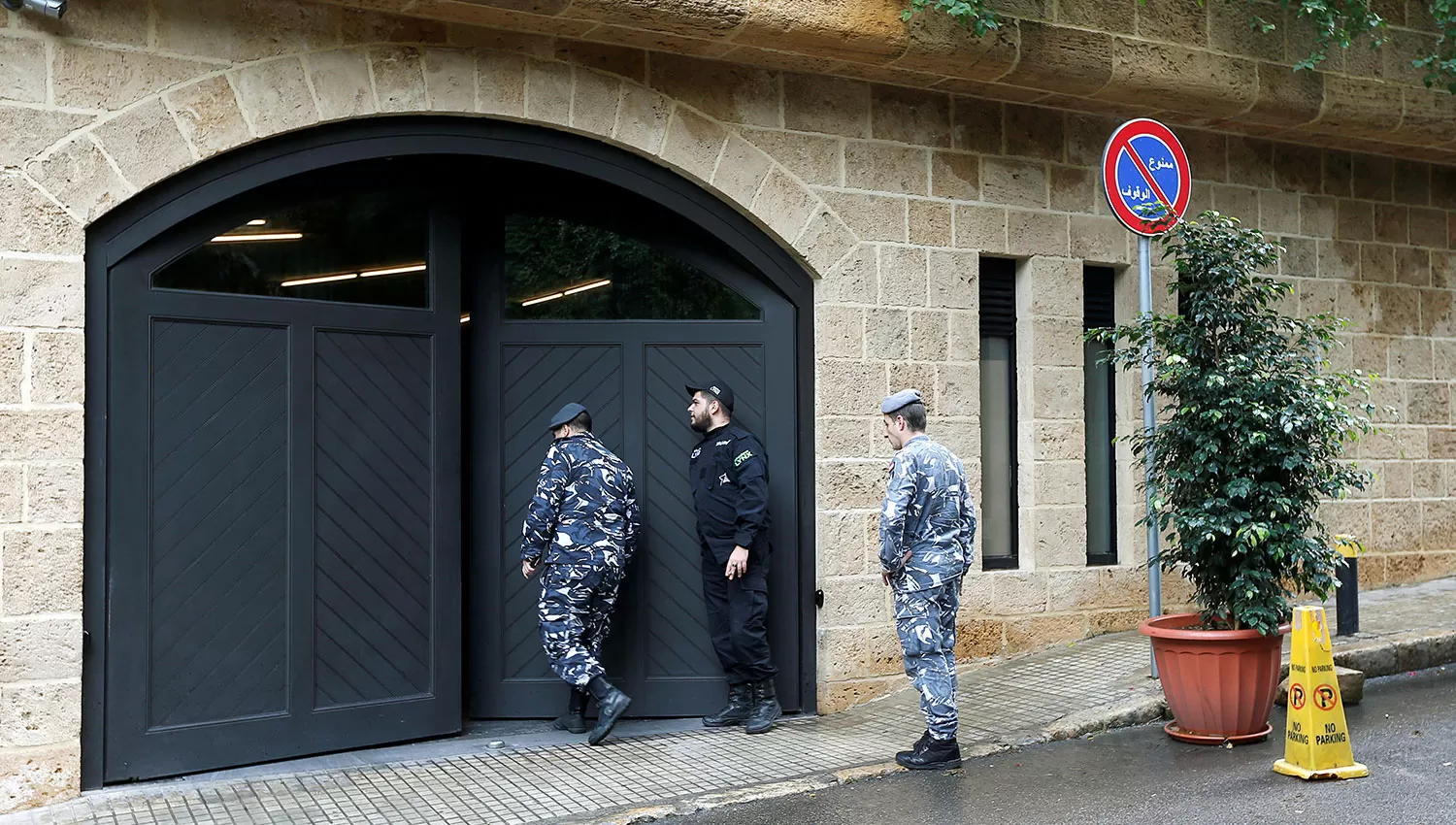 El personal de seguridad en en la entrada de la casa de Ghosn en Beirut, Líbano. REUTERS