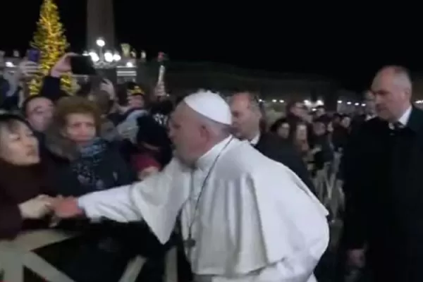 Video: el Papa se enojó con una mujer que lo tironeó del brazo