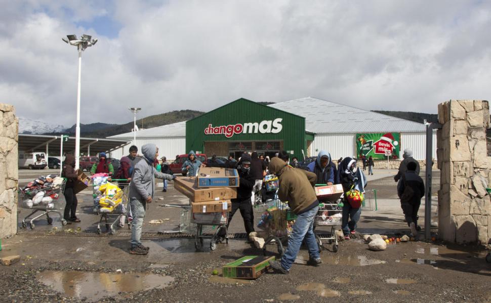 SAQUEOS. Un supermercado de Banda del Río Salí fue atacado por 200 personas y lo saquearon por completo. 