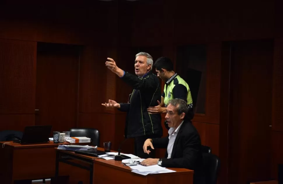 TENSIÓN. Hugo Sánchez (de pie) le grita a Alberto Lebbos en la última audiencia oral en la Sala III. la gaceta / foto de osvaldo ripoll