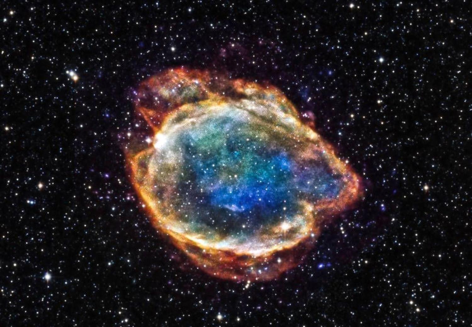 Una supernova es una estrella en exposión, que libera una gran cantidad de energía.