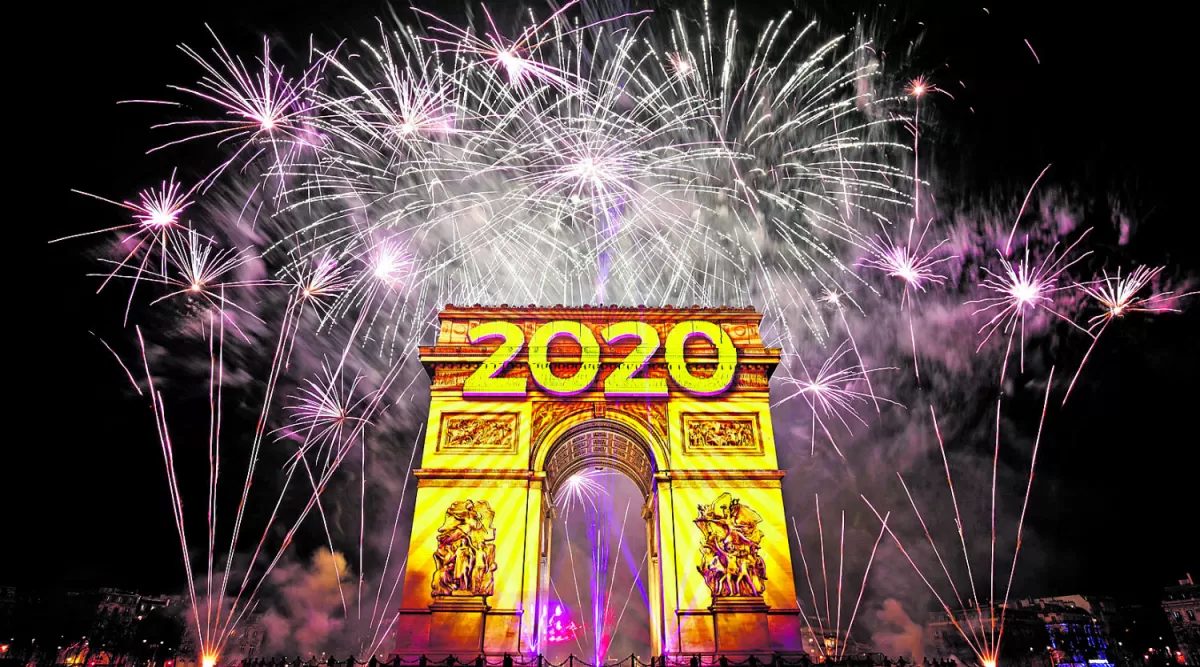 EN FRANCIA. El Arco del Triunfo y las inmediaciones de los Campos Elíseos (París) fueron el centro de un show de fuegos artificiales y de efectos digitales.