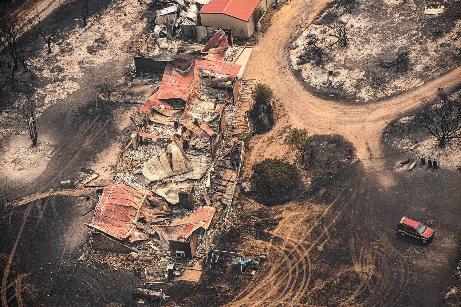 DESOLADOR. Una casa fue arrasada por el fuego, que devora todo a su paso. REUTERS