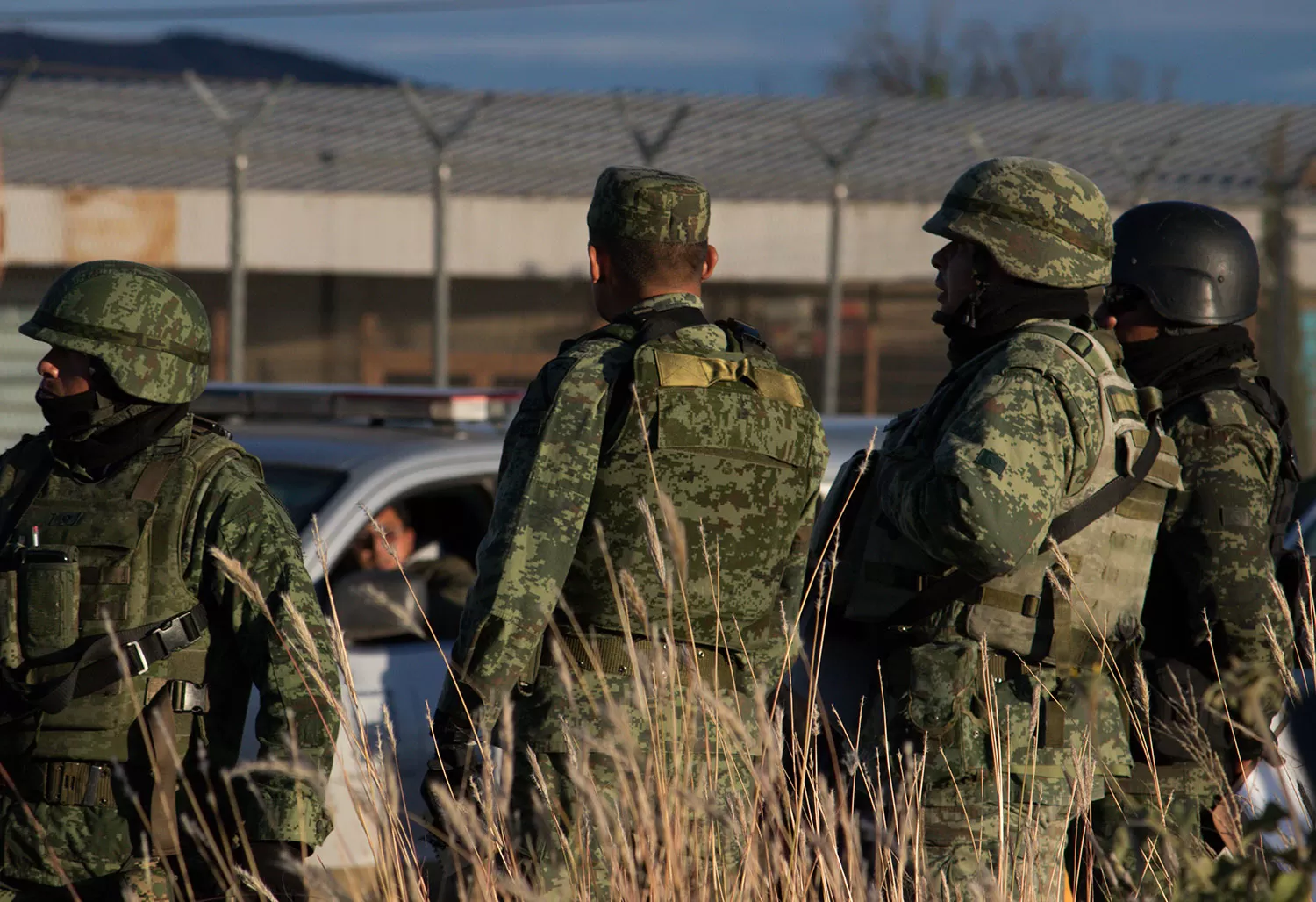 CUSTODIA. Miembros de la Guardia Nacional mexicana controlan la salida de la cárcel donde se produjo la batalla campal. REUTERS