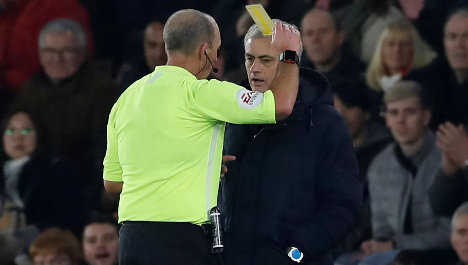 Después de la amonestación, Mourinho le dio una palmada al árbitro  Mike Dean. (Reuters)
