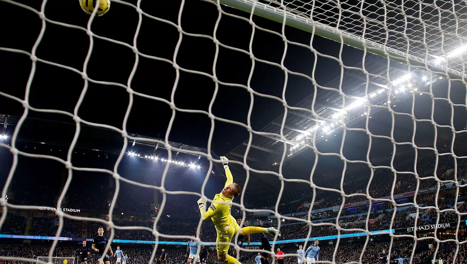 Gabriel Jesús anota el primero de su dos goles. (Reuters)